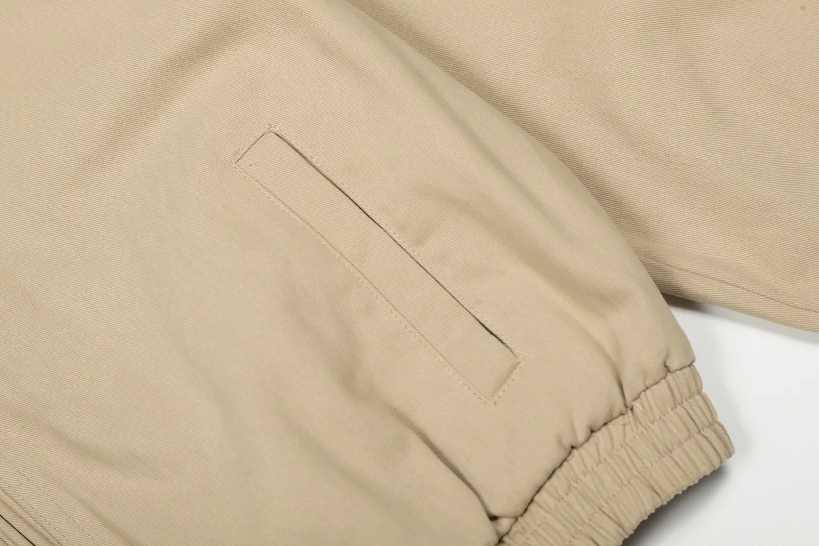 P300 top quality" Style number: 8101# (not off the shelves all year round) [Ralph Lauren/Ralph Lauren old cadre pony embroidered armband POLO jacket] ✅Ralph Lauren Ralph Lauren classic basic American retro old cadre goddess style jacket ✅Pure cotton high-gram heavy wash, soft, comfortable and tangible, upright and textured ✅Customized Vintage bronze double-open zipper head to restore the same quality as the cabinet version ✅This style: White/khaki color. There are waist patterns inside the threads of the collar and cuffs. Please note~ ✅Retro versatile jacket. The upper body is very flattering. Versatile model YYDS~ ✅Versatile for daily wear and work wear. ✅The upper body is simple and easy to wear. A must-have for goddess ootd. Good-looking clothes are never too picky. A must-have in the goddess' wardrobe. Size: S-XL. Color: White, yellow, red, navy, khaki, pink, light blue, olive green.